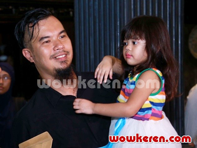 Gambar Foto Ahmad Dhani Menggendong Safeea