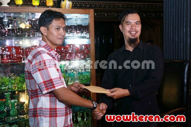 Gambar Foto Ahmad Dhani Lakukan Pembagian Santunan kepada Korban Kecelakaan