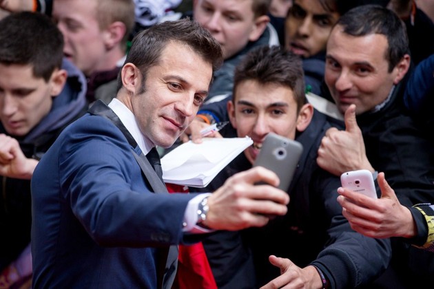 Gambar Foto Alessandro Del Piero Terima Ajakan Selfie Fans di FIFA Ballon d'Or 2014