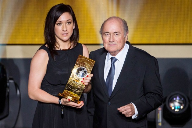 Gambar Foto Nadine Kessler Bersama Presiden FIFA Sepp Blatter