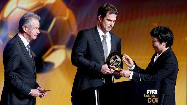 Gambar Foto Ralf Kellermann Raih Piala Coach of the Year for Women's Football Award