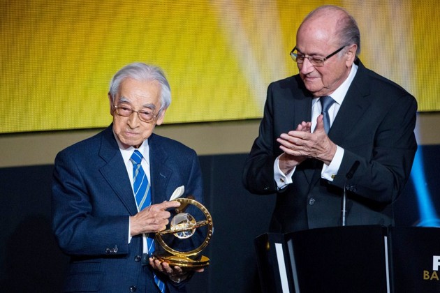 Gambar Foto Hiroshi Kagawa Raih Piala FIFA Presidential Award