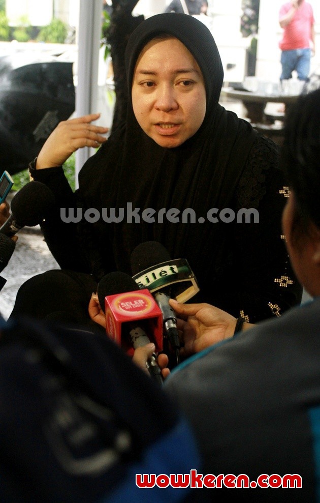 Gambar Foto Melly Goeslaw Ditemui di Kediamannya