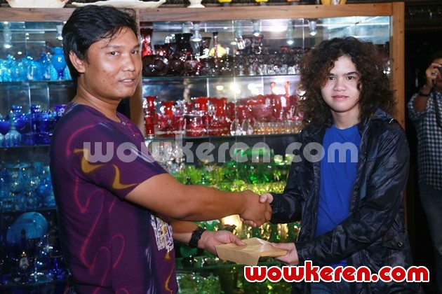 Gambar Foto Dul Jaelani Berikan Santunan kepada Korban Kecelakaan