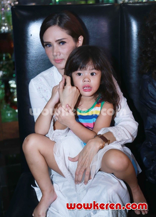 Gambar Foto Mulan Jameela Bersama Safeea di Kediamannya