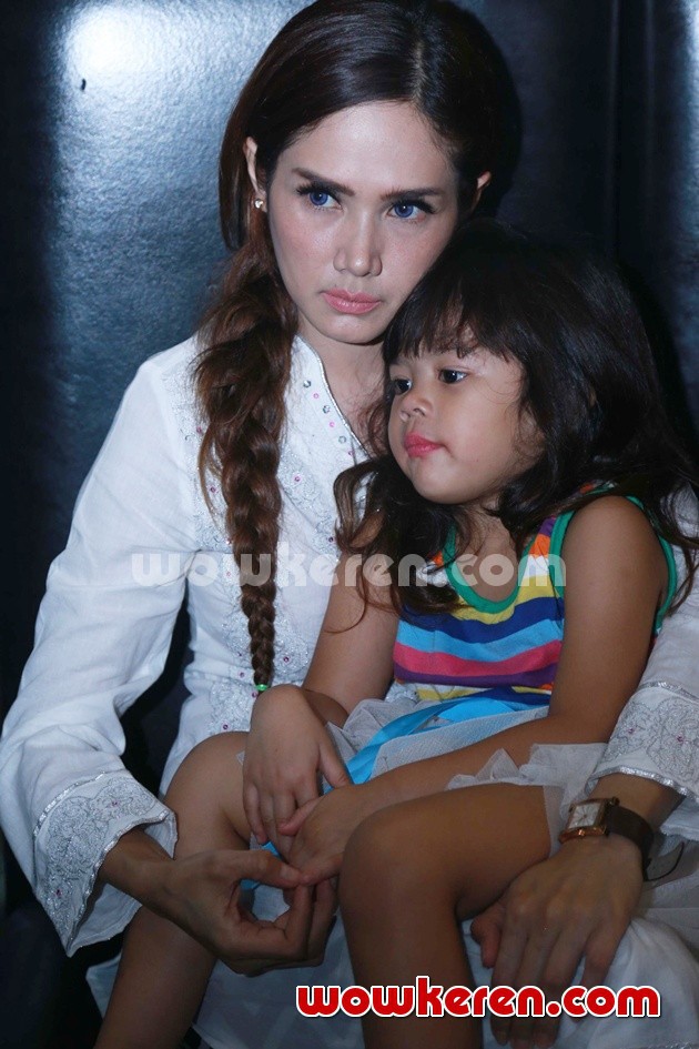 Gambar Foto Mulan Jameela Bersama Safeea di Kediamannya