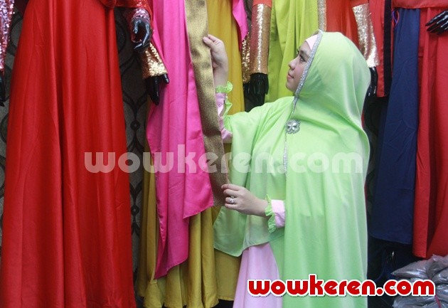 Gambar Foto Oki Setiana Dewi di Pembukaan Butik Busana Muslim