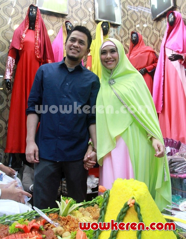 Gambar Foto Ory Vitrio dan Oki Setiana Dewi di Butik OSD