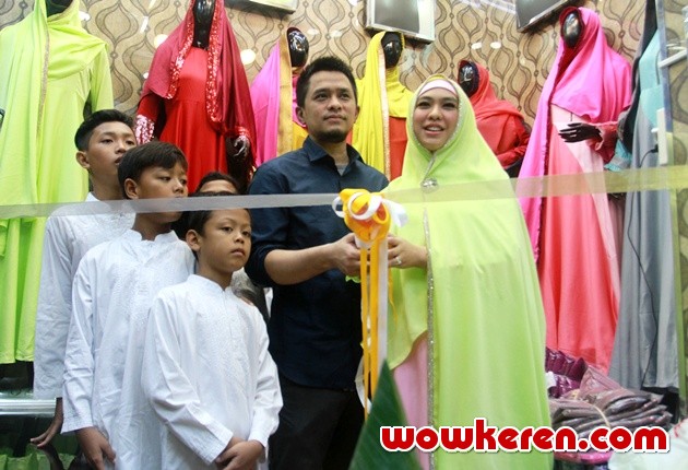 Gambar Foto Ory Vitrio dan Oki Setiana Dewi Gelar Grand Opening Butik OSD