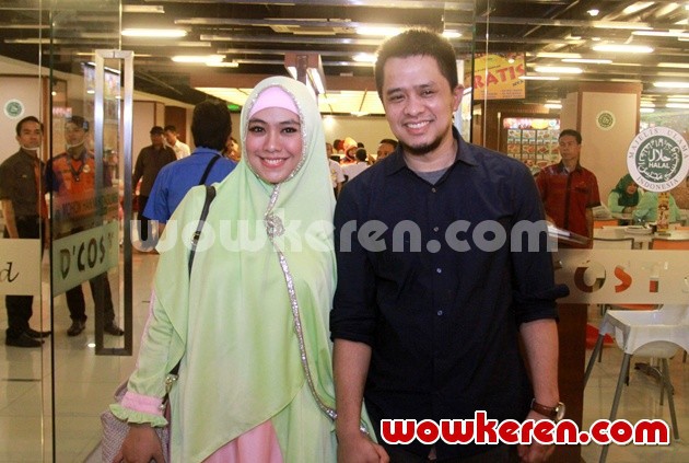 Gambar Foto Ory Vitrio dan Oki Setiana Dewi di Hari Ulang Tahun Oki ke-26