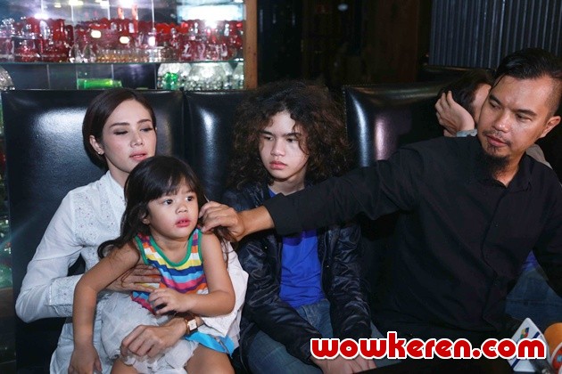 Gambar Foto Ahmad Dhani Gelar Jumpa Pers di Kediamannya