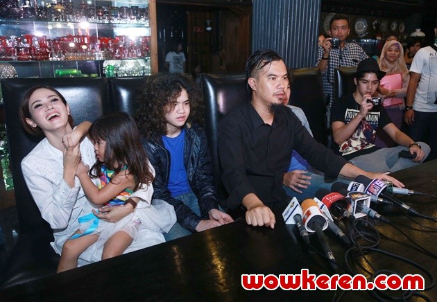 Gambar Foto Ahmad Dhani Gelar Jumpa Pers di Kediamannya