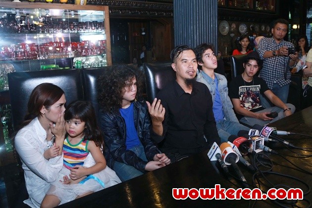 Gambar Foto Ahmad Dhani Gelar Jumpa Pers di Kediamannya