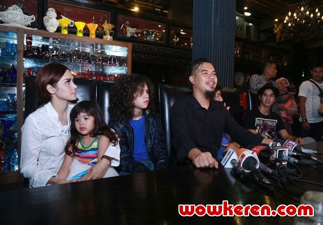 Gambar Foto Ahmad Dhani Gelar Jumpa Pers di Kediamannya
