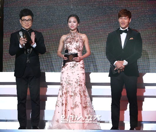 Gambar Foto Kim Sung Joo, Fei miss A dan Kim Jong Kook Menjadi Host Golden Disk Awards 2015