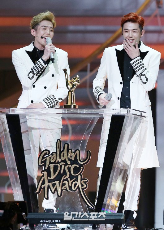 Gambar Foto TASTY Raih Piala Next Generation Award
