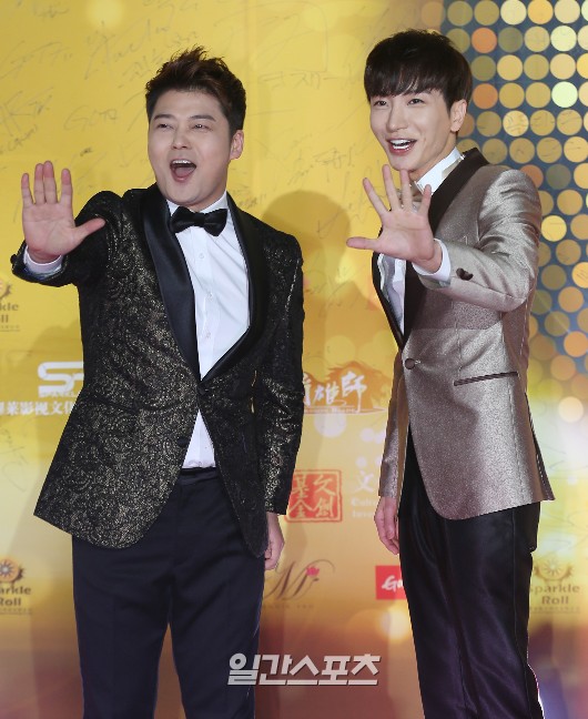 Gambar Foto Jun Hyun Moo dan Leeteuk Super Junior di Red Carpet Golden Disk Awards 2015