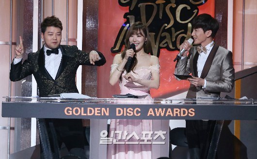 Gambar Foto Jun Hyun Moo, Tiffany Girls' Generation dan Leeteuk Super Junior Jadi Host Golden Disk Awards 2015