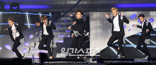 Gambar Foto EXO Saat Tampil Nyanyikan Lagu 'Overdose'