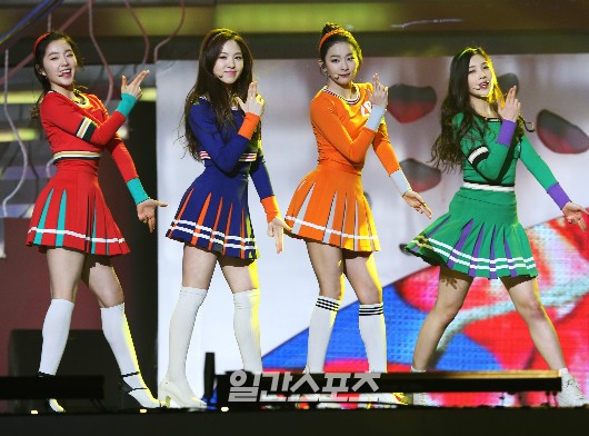 Gambar Foto Red Velvet Tampil Nyanyikan Lagu 'Happiness'