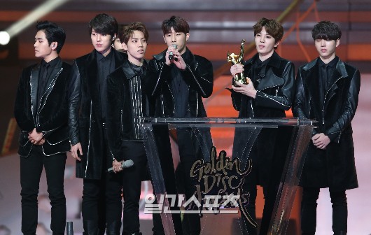 Gambar Foto Infinite Raih Piala Album Bonsang