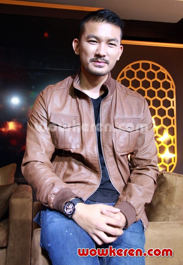 Gambar Foto Rio Dewanto di Peluncuran Produk Magnum Mini Honeycomb Crunch