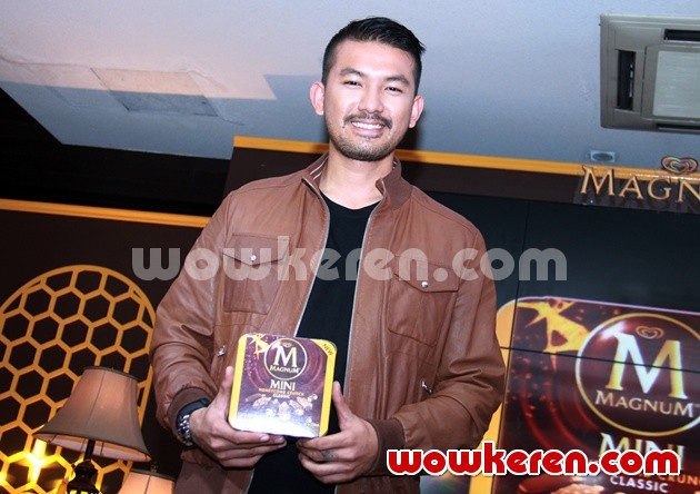 Gambar Foto Rio Dewanto di Peluncuran Produk Magnum Mini Honeycomb Crunch