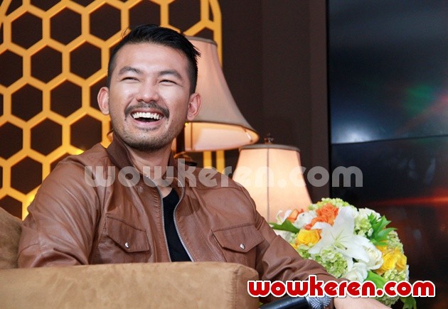 Gambar Foto Rio Dewanto di Peluncuran Produk Magnum Mini Honeycomb Crunch