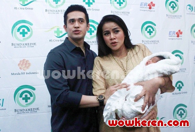 Gambar Foto Aufar Hutapea dan Olla Ramlan Bahagia Dikaruniai Seorang Putri