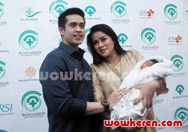 Gambar Foto Aufar Hutapea dan Olla Ramlan Bahagia Dikaruniai Seorang Putri