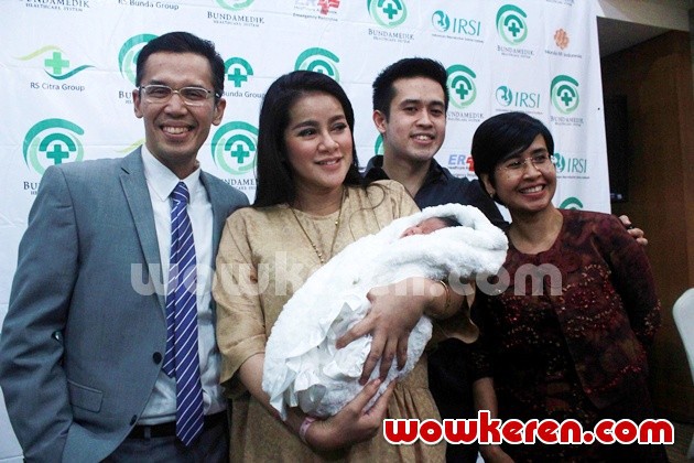Gambar Foto Aufar Hutapea dan Olla Ramlan Bersama Para Dokter