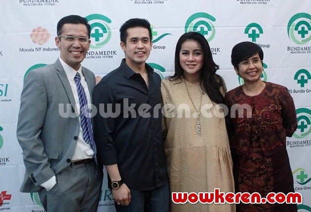 Gambar Foto Aufar Hutapea dan Olla Ramlan Bersama Para Dokter