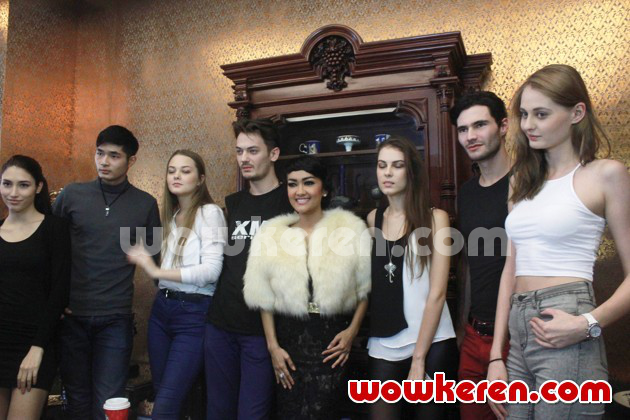 Gambar Foto Julia Perez Saat Pembuatan Video Klip 'Lonely'