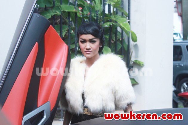 Gambar Foto Julia Perez Saat Pembuatan Video Klip 'Lonely'
