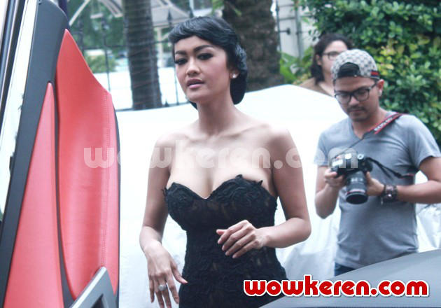Gambar Foto Julia Perez Saat Pembuatan Video Klip 'Lonely'
