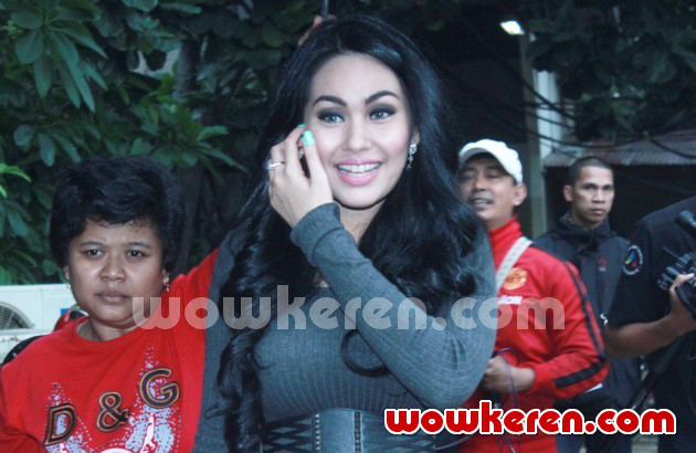 Gambar Foto Kartika Putri Saat Ditemui di Studio Palem, Jakarta