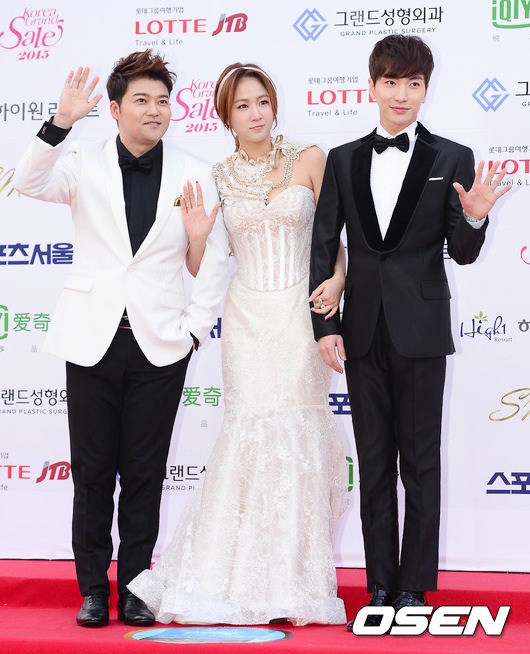 Gambar Foto Jun Hyun Moo, Soyu Sistar dan Leeteuk Super Junior di Red Carpet Seoul Music Awards 2015