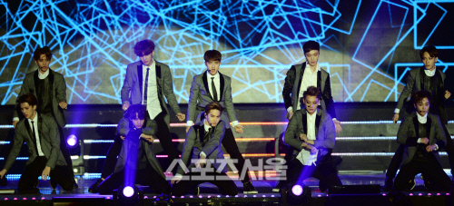 Gambar Foto EXO Saat Nyanyikan Lagu 'Overdose'