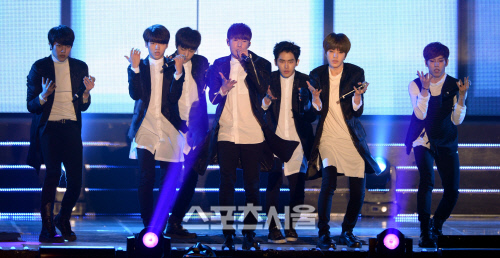Gambar Foto Penampilan Infinite di Seoul Music Awards 2015