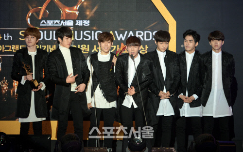 Gambar Foto Infinite Raih Piala Hallyu Star Award