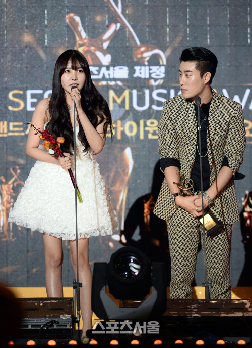 Gambar Foto Raina dan San E Raih Piala Hip-hop Award