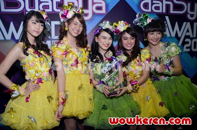 Gambar Foto JKT48 Raih Penghargaan Duo/Grup Terdahsyat
