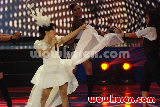 Gambar Foto Syahrini Tampil Mempesona di Dahsyatnya Awards 2015