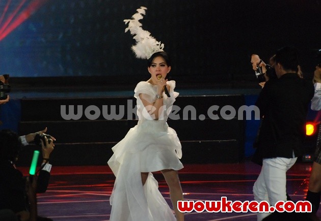 Gambar Foto Penampilan Syahrini di Panggung Dahsyatnya Awards 2015