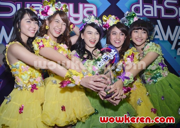 Gambar Foto JKT48 Raih Penghargaan Duo/Grup Terdahsyat