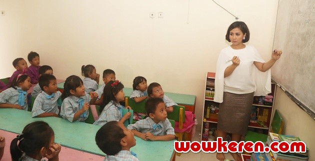 Gambar Foto Astrid Mengajar di Rumah Singgah Dinasty