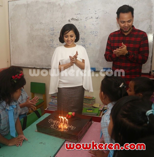 Gambar Foto Astrid Datang Bersama Arlan Djoewarsa