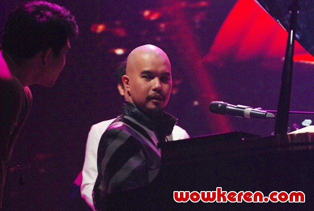 Gambar Foto Ahmad Dhani di Konser 'Rebel, Love, Rock and Roll'