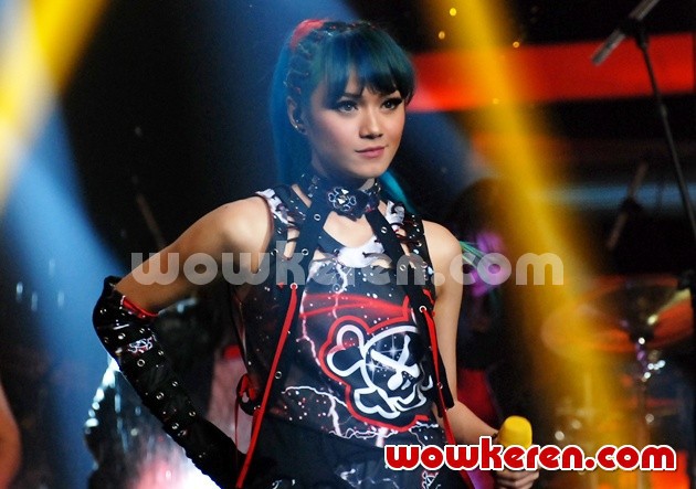 Gambar Foto Dara The Virgin di Konser 'Rebel, Love, Rock and Roll'