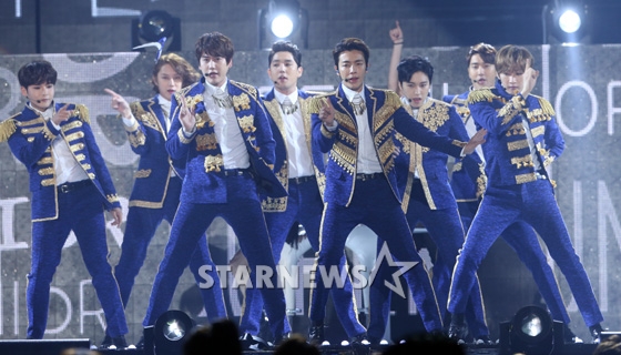 Gambar Foto Super Junior Saat Tampil Nyanyikan Lagu 'Shirt'